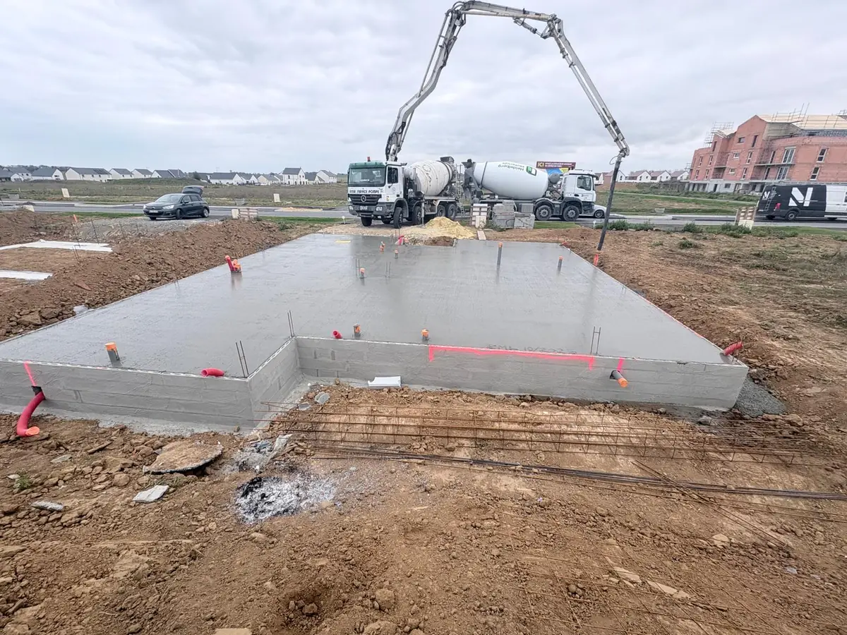 Coulage d'une dalle en béton sur un chantier de construction