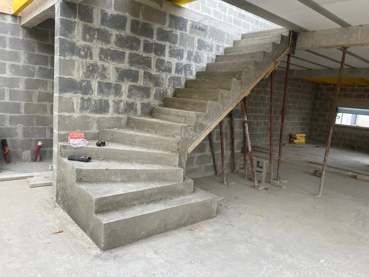 Escalier en béton coulé sur place dans une maison en chantier