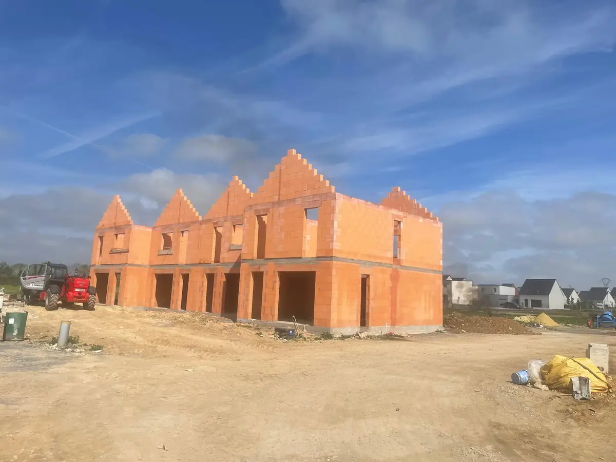 Façade en briques d'une maison en cours de construction