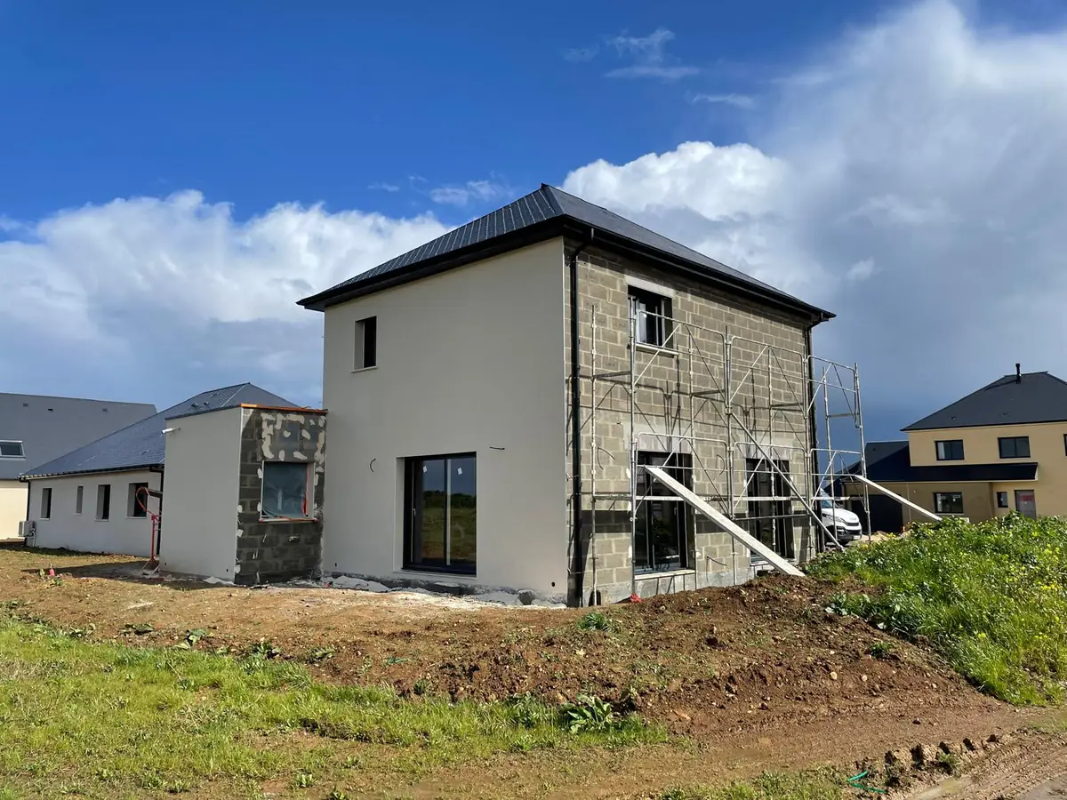 Façade de maison en cours d'enduit