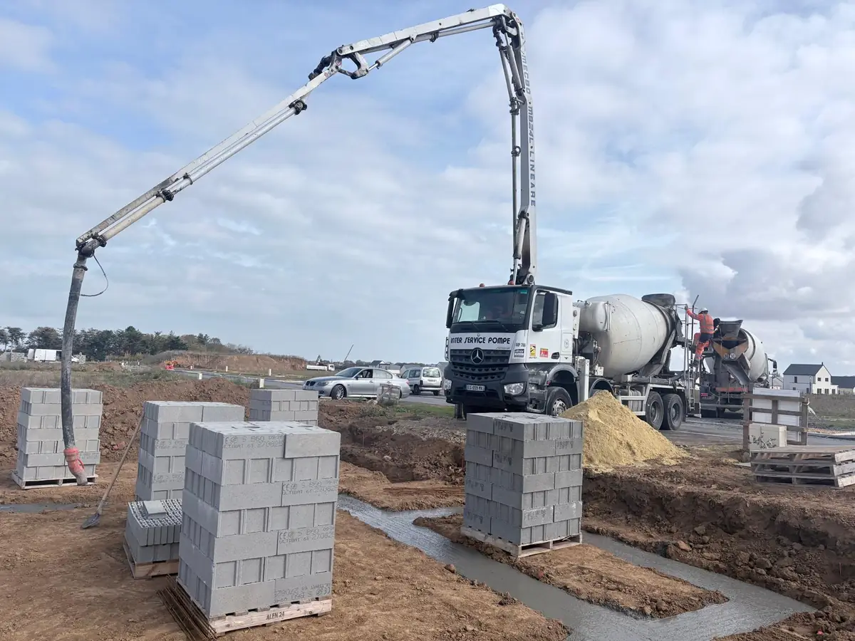Livraison de parpaings et matériaux sur un chantier