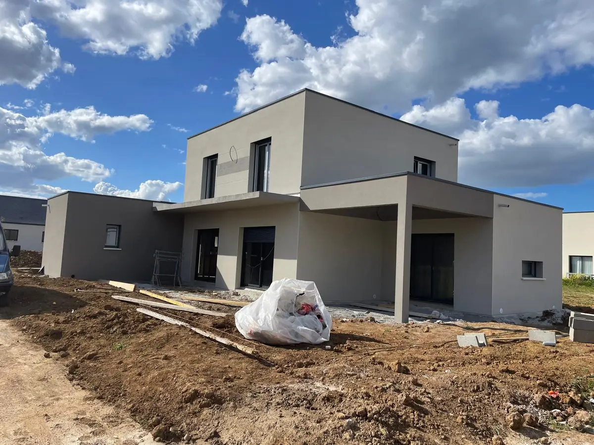 Maison enduite avec finitions extérieures en cours