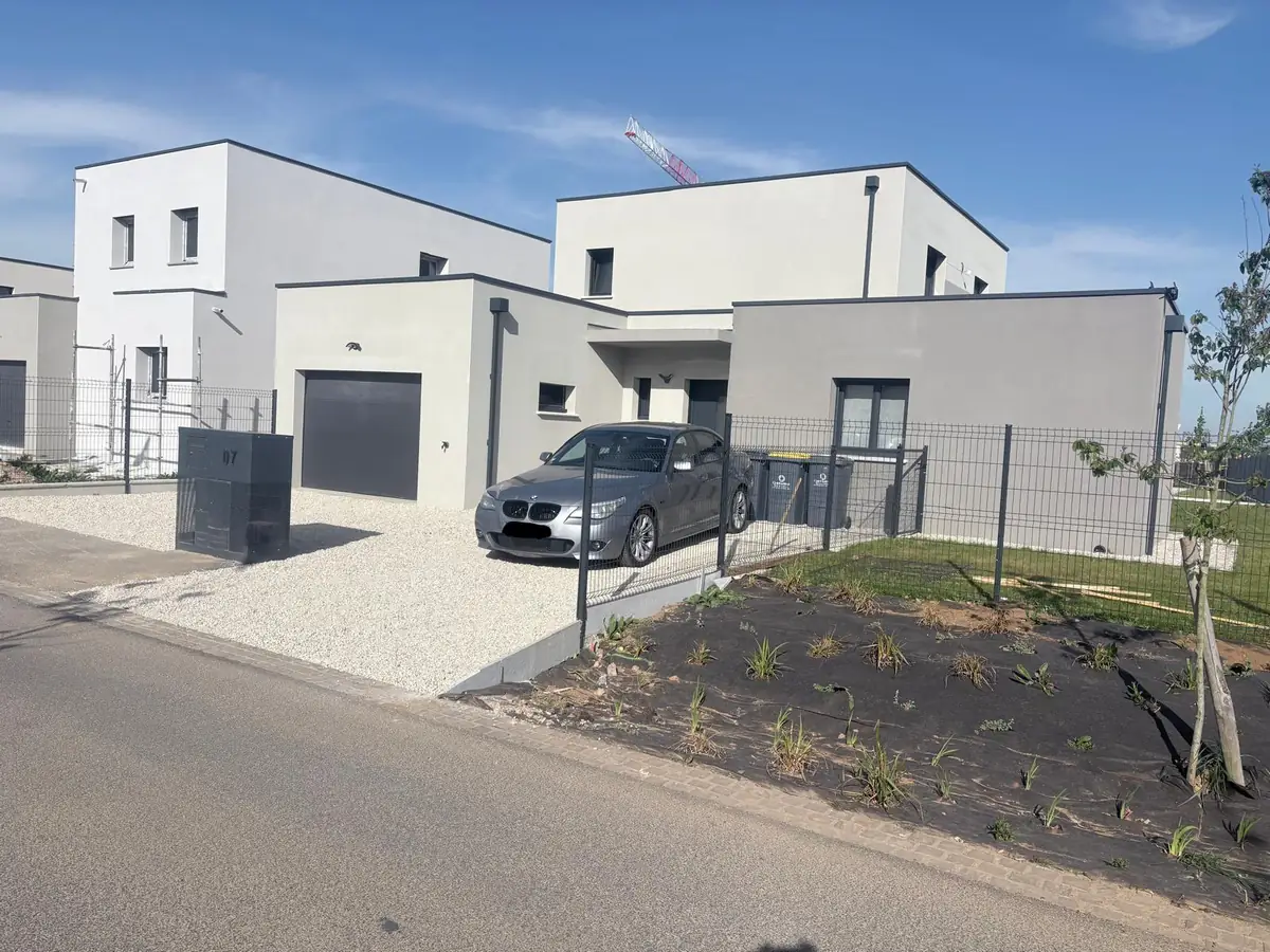 Maison neuve terminée dans un lotissement près de Caen