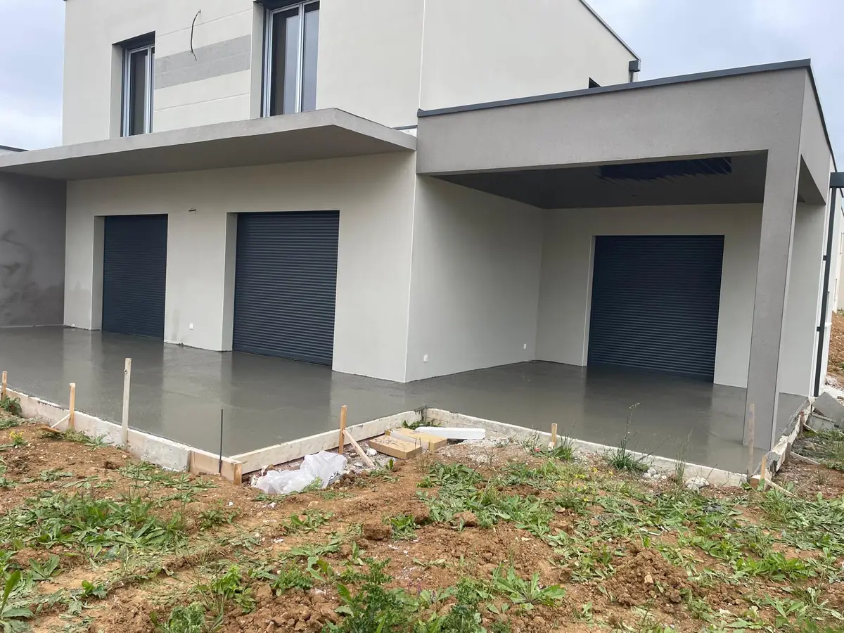 Terrasse en béton et garages en construction